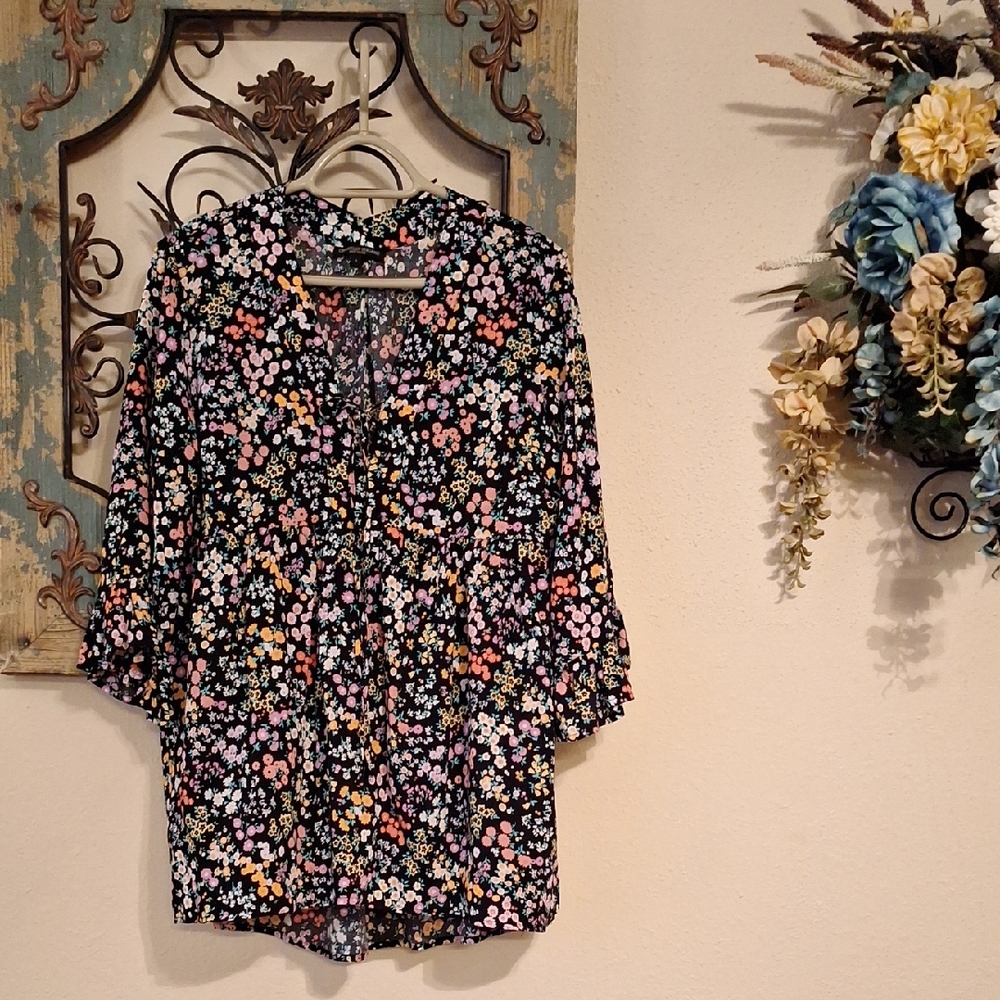 Christian Siriano Black Floral Blouse. Excellent Condition  NWOT Size SMALL